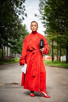 Milan Spring 2025 Street Style Looks We Love - FASHION Magazine Spotlight Photography, Shades Of Olive Green, Spring Street Style, Beauty Awards, Bruce Lee, Round Up, Style Looks, Street Style Looks, Khaki Green