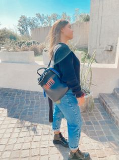 Outfit: Oversized sweater, jeans, borcegos negros de charol y mochila Jackie Smith ⚡️ Sweater Jeans, Oversized Sweater, Pins