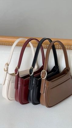 Fall Bag Aesthetic, Purses Shoulder Bags, Fall Aesthetic Accessories, Purses And Handbags Outfit, Vintage Purse Aesthetic, Purses And Handbags Aesthetic, Old Money Purse, Brown Purse Aesthetic, Bags With Outfits