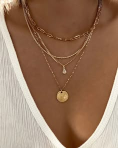 Trendy Necklaces Jewelry Trends, Necklace Stacks, Headpiece Jewelry, Gold Coin Necklace, Looks Street Style, Jewelry Fashion Trends, Classy Jewelry