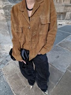 Suede Jacket Street Style, Leather Shirt Street Style, Suede Shirt Outfit, Suede Aesthetic, Brown Suede Boots Outfit, Brown Suede Jacket Outfit, Outer Outfit, Style Inspo Aesthetic, Suede Boots Outfit