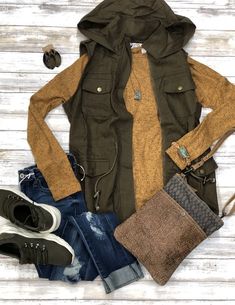 Gilet Cargo, Olive Vest, Pijamas Women, Cargo Vest, Fall Camping, Winter Mode, Vest Outfits, Looks Chic