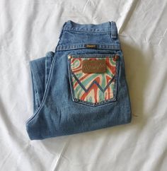 Hand Painted Swirl Wrangler Jeans Style: Cowboy Cut Size: 16 Regular (Fits Women's Size 0) Actual Measurements: Waist- 26 In Hip- 36 in Thigh- 21.5 in Inseam- 28 in Rise- 11 in Care Instructions: Wash inside out on cold. Hang dry. Cowgirl Jeans Wrangler, High Waisted Bootcut Jeans Outfit, Vintage Wrangler Jeans Outfit, Wrangler Jeans Women's Outfit, Outfit Ideas Western, Hand Painted Jeans, Country Jeans