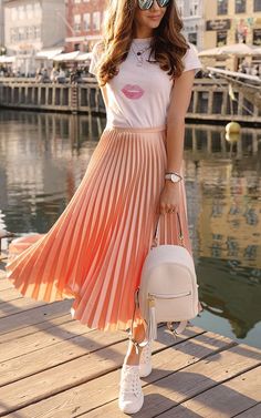 Faldas trendy que debes usar antes de que acabe el verano Peach Skirt, Rok Outfit, Skirt Outfit Ideas, Pleated Skirt Outfit, Midi Skirt Outfit, Sneakers Fashion Outfits, Trendy Skirts, Skirt And Sneakers, Elegante Casual