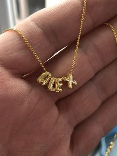 Preppy Jewelry, Jewelry Accessories Ideas, Dope Jewelry, Jewelry Lookbook, Jewelry Sterling Silver, Name Necklaces, Girly Jewelry, Letter Necklace, Necklace Personalized