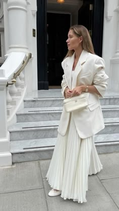 Gold And White Outfit, White Skirt Outfits, Outfit Modest, Money Outfit, White Long Skirt, Pleated Skirt Dress, Stylish Work Attire, Modest Skirts