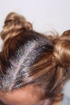 boho chic = haar accessoire kan je op verschillende kapsels zetten Glitter Roots Hair, Official Hairstyle, Music Festival Hair, Glitter Roots, Trendy We Fryzurach, Festival Glitter, Fest Outfits, Hair Trend, Body Glitter