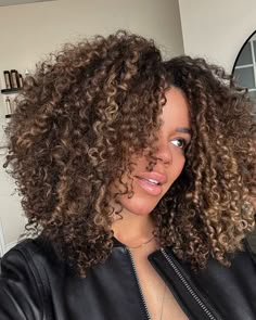 My new favorite thing is to have my clients take selfies after their hair appointment on my phone 🔥 — finding gems like this Afro Balayage, Chocolate Brown Hair With Highlights Black Woman, Highlights On 4c Hair, Curly Hair With Lowlights, Highlight On Dark Hair, Brown Hair With Highlights Curly, Curly Blonde Balayage, Natural Hair Highlights, Curly Cut