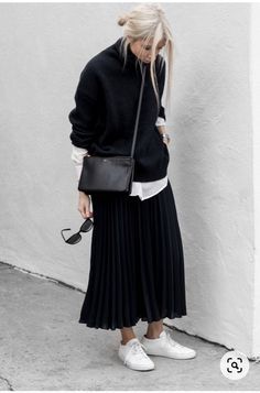 Sweater With Dress, Rok Outfit, Skirt Diy, Casual Chic Outfits, Fall Capsule Wardrobe, Casual Chic Outfit, Inspired Outfits, 가을 패션, Black Sweater