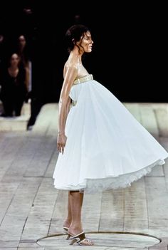 Iconic Fashion Moments Runway, Alexander Mcqueen 90s, Alexandra Mcqueen, Shalom Harlow, Become A Fashion Designer, Alexander Mcqueen Dresses, Fashion Moments, Iconic Fashion