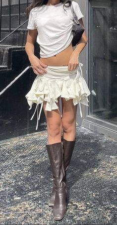 Traje Cowgirl, Y2k Fashion Outfit, Ropa Upcycling, Mini Skirt Summer, Mini Skater Skirt, Mode Chanel, Rodeo Outfits, Ruffle Mini Skirt, Skirt Summer