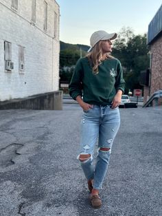 Old School High Rise Straight Leg Jean Classy Ripped Jeans Outfit, Cute Outfits Bootcut Jeans, Early 30s Age Fashion, Women's Casual Outfits Fall, Up North Outfits, Women’s Casual Fashion, Homeschool Mom Outfits, Summer Mom Outfits Casual, Cozy Mom Outfits