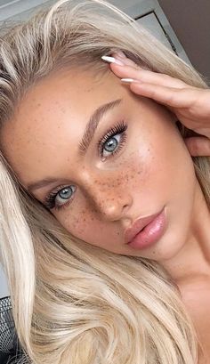 Makeup Looks Glowy, Eye Makeup Cute, Aesthetic Summer Makeup, Makeup Looks Trendy, Summer Glow Makeup, Makeup Look Ideas, Color Eyeliner, Makeup Cantik, Blonde Eyebrows