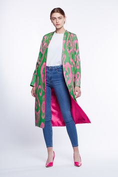 Elegantly tailored kimono style jacket // long jacket outfit // fashion kimono // outfit inspo | IFIOVA Design Long Kimono Outfit With Dress, Kimonos Outfits, Modern Kimono Fashion Outfits, Kimono Jacket Outfit, Long Kimono Outfit, Modern Kimono Fashion, Kimono Street Style, Long Jacket Outfit, Uzbek Clothing