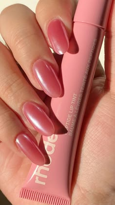 Ongles Hailey Bieber, Kylie Jenner Nails 2024, Hailey Bieber Pink Nails, Pink Clean Nails, Rhode Nails, Haley Bieber Nails, Hailey Nails, Celeb Nails, Nails Hailey Bieber