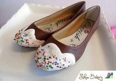 Lovely Candy shoes. I feel as if @Hollie Bakerσllч grαч∞ would love these a lot. Shoe Bakery, Strange Shoes, Pictures Editing, Ice Cream Shoes, Bakery Sweets, Candy Fashion, Candy Shoes