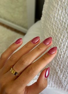 Frosted Red Nails, Cherry Glazed Nails, Summer Colour Nails, Minimal Summer Nails, Natural Painted Nails, Red Glazed Nails, Aesthetic Nails Fall, Nails 2024 Fall, Color Chrome Nails