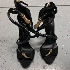 Brand New Giuseppe Zanotti Black And Gold Heels! Giuseppe Zanotti Snake Heels, Buchona Shoes, Guissepe Zanotti Heels, Baddie Shoes, Expensive Heels, Black And Gold Heels, Chain Heels, Shoe Types, Preppy Luxury