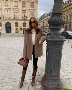 How To Wear Jeans, Winter Mode Outfits, Chique Outfit, High Boots Outfit, Fall Boots, Looks Street Style, Oversized Blazer, Look Vintage