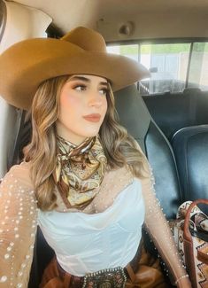 Jaripeo Outfits Aesthetic, Intocable Concert Outfit Ideas, Rancho Outfits For Women, Western Ootd, Mexico Outfits Rancho, Latina Western Outfits, Outfits Rancheros Mujer