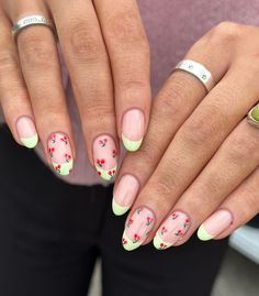 Tendance manucure 2024 : 60 superbes idées pour vos ongles | Tendances ongles été French Tip Ideas, Art To Try, Yellow Tips, Colored French Tips, French Tip Acrylics, Blue French Tips, Aurora Nails, Violet Pastel, Cherry Pattern