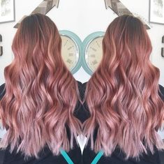 21 Rose Gold Hairstyles You'll Want To Try - Society19 Rose Hair Balayage, Hair Waves Long, Wavey Curls, Balayage Rose Gold, Gold Hairstyles, Beach Waves Long Hair, Rose Gold Hair Brunette