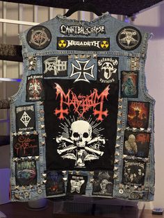 Metal Vest Outfit, Patch Vest, Black Metal Jacket, Thrash Metal Outfit, Battle Jacket Ideas Metal, Battle Jacket Ideas, Battle Vest Patches, Thrash Metal Fashion, Metal Battle Jacket