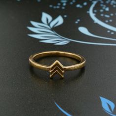 * Free Surprise Gift on Purchase of 1 Product. * Purchase of 4 Product and Get 2 Rings Free Gifts. Product :- Ring Material :- Brass/925 Sterling Silver Size :- All Size Available  Gold Triple Arrow Ring,Dainty Ring,Triangle Ring,Classic Ring,Stackable Ring,Hammered Ring,Perposel Ring,Minimalist Ring,Boho Ring,PertyRing   * All our products are handmade and we make them as you see in the    photography but because of handmade There may be a slight difference in them * Handling Time: We take handling time of 1-3 Business Day from the date of receipt of the payment * Shipping Services: The shipping company takes 5-15 business days to deliver the product to US and most of other countries       For any queries Please feel free to message us. * Normally we respond in maximum 24 hours. * Gift pa Arrow Ring, Triangle Ring, Hammered Rings, Zierlicher Ring, Pretty Rings, Classic Ring, Minimalist Rings, Dainty Ring, Surprise Gifts