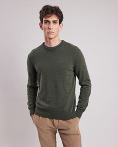 Men's round-neck sweater with visible stitching. Ribbed edges at the collar, cuffs and waistband. Cashmere Sweater Men, Visible Stitching, Round Neck Sweaters, Green Wool, Cashmere Sweater, Men's Sweater, Cashmere Sweaters, Kids Accessories, Forest Green