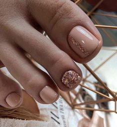 Rose Gold Pedicure, Brown Pedicure Ideas, Nude Toe Nails, Nude Pedicure, Gold Toe Nails, Glitter Pedicure, Pedi Designs, Fall Pedicure, Pedi Ideas