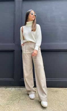 Classy Casual Outfits For Women Jeans, Old Money Looks Winter, Beige Pantalon Outfit, Beige Pants Winter Outfit, Pantalones Beige Outfit, Outfit Pantalon Beige Mujer, Outfit Formal Invierno Mujer, Outfit Formal Invierno, Beige Pants Outfit Winter