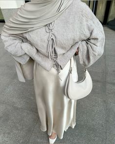 Beige Modest Outfit, Hijabi Elegant Outfits, Minimalist Hijab Outfit, Modern Modest Outfits, Hijabi Fall Outfits, Elegant Hijab Style, Islamic Affirmations, Coffee Gilmore, Islam Journal