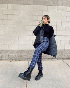 Style Jadon Dr Martens, Dr Marten Rainy Day Outfit, Girly Doc Martens Outfit, Dr Martens Fall Outfit, Doc Martens Work Outfit, Outfits With Dr Martens Boots, Dr Martens Jadon Outfit, Jadon Dr Martens Outfit, Outfit With Doc Martens