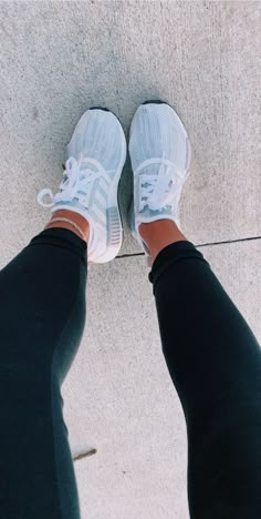 Adidas White Sneakers, Cute Sneakers, Fresh Shoes, Hype Shoes, Fashion Blogger Style, Aesthetic Shoes, Swag Shoes, Gym Shoes, Shoe Obsession