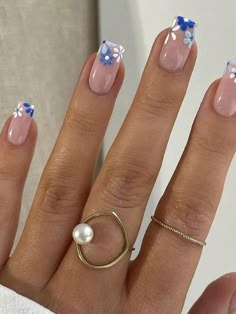 Blue And White Flowers Nails, Nails With Flowers Square, Trending Summer Nails 2024, Summer Nail Designs Square, Blue And White Floral Nails, Blue Floral Nail Designs, Nails With Blue Flowers, Summer Nails Squoval, Subtle Summer Nails