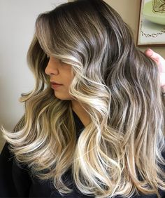 Mechas contour: a técnica que ilumina e valoriza cada tipo de cabelo Hair Contouring, Cabello Hair, Hair Services, Color Balayage, Best Hair Salon, Dark Blonde Hair, Beauty Lounge, Hair Color Balayage, Hair Inspiration Color