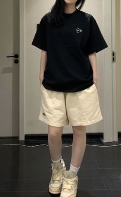 Boyish Outfit For Women, Summer Style Tomboy, Tomboy Outfits With Shorts, Aesthetic Boyish Outfit, Acubi Casual Outfits, Boyish Outfits Summer, Korean Outfits With Shorts, Boyish Outfits Aesthetic, Summer Boyish Outfits