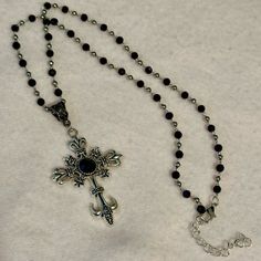 Accessories Dark Aesthetic, Rosary Cross Necklace, Cool Necklaces Aesthetic, Silver Necklace Cross, Silver Necklace With Pendant, Necromancer Jewelry, Gothic Cross Jewelry, Cross Necklace Goth