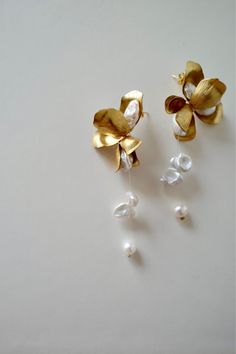 ⭐️⭐️⭐️⭐️⭐️ "I absolutely adore these gold pearl drop earrings! They are the perfect blend of elegance and simplicity, and they add a touch of sophistication to any outfit. The pearls have a beautiful luster and the gold setting is just stunning. I wore them to a wedding and received so many compliments. They are lightweight and comfortable to wear all day. I couldn't be happier with my purchase! Highly recommend!" - Olivia M. Elegant Dangle Earrings, Floral Pearl Earrings, Elegant Pearl Earrings, Fancy Earrings Classy, Everyday Gold Earrings, Diy Wedding Jewelry, Wedding Jewelry Pearls, Wedding Statement Earrings, Wedding Day Earrings