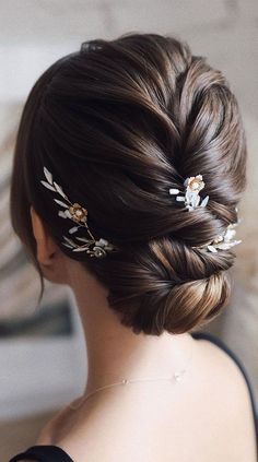 Elegant Bridesmaid Updo, Romantic Bun, Chic Bun, Timeless Hairstyles, Fesyen Islam, Feminine Hairstyles, Sophisticated Hairstyles, Romantic Wedding Hair