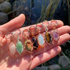 ☾ Polished Crystal Keychain Charm ☾ These polished, natural crystals are double terminated & of high quality ♡ DISCLAIMER: Opalite & Goldstone are man-made crystals ❤️ Bring your crystal of choice with you wherever you go as a keychain/bag accessory or use on your pet as a charm! Tired of losing crystals that are in your pocket or bag? These crystals are made for the traveler, the busy day-to-day, or the physically active individual - These small, wire-wrapped crystals are secured to key Home Made Accessories, Crystal Art Crafts, Wire Crystal Jewelry, Crystal Wire Wrapping, Crystal Jewelry Ideas, Wire Wrapped Crystals, Wrapped Crystals, Pet Collar Charms, Physically Active