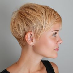 50 Elegante Pixie Cut Frisuren für Jede Gesichtsform Cool Pixie Haircut, Short Pixie Cut With Bangs, Short Blonde Pixie Cut, Growing Out Hair, Growing Hair, Great Haircuts, Best Pixie Cuts