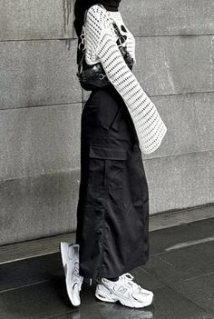 Cargo Skirt Inspo Outfit, Cargo Skirt Outfit Modest, Parachute Skirt Outfit Aesthetic, Long Black Cargo Skirt Outfit, Cargo Skirt Outfit Aesthetic, Black Parachute Skirt Outfit, Acubi Outfits Muslim, Cargo Skirt Outfit Hijab