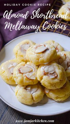 Christmas almond cookies Cookies That Are Not Too Sweet, Almond Cake Cookies, Shortbread Almond Cookies, Almond Shortbread Cookies Recipe, Small Treats For Gifts, Recipes For Almonds, Havarti Recipes, Flavored Shortbread Cookies, Winter Cookie Recipes