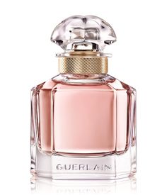 Mon Guerlain, der neue Duft des Hauses, ist eine Hommage an die heutige Weiblichkeit. Eine starke, freie und sinnliche Weiblichkeit, inspiriert von Angelina Jolie. Mein unsichtbares Tattoo, mein Duft, Mon Guerlain. Der orientalisch frische Duft betont die einzigartigen Rohstoffe: Carla Lavendel aus der Provence, Sambac Jasmin aus Indien, Album Sandelholz aus Australien und Vanille Tahitensis aus Papua-Neuguinea. Er verkörpert die Quintessenz einer erfahrungsreichen Historie, reich an Erfolg, Exp Guerlain Mon Guerlain, Guerlain Perfume, Perfume Versace, Top Perfumes, Rose Perfume, Beautiful Perfume, Perfume Scents, Best Perfume