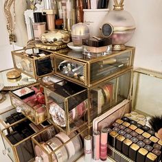 15+ Genius Makeup Organization Ideas For Your Bedroom - Fragrance Explorers Dresser Top Makeup Organization, Bathroom Vanity Makeup Organization, Vintage Makeup Organizer, Dressing Table Organisation Ideas, Makeup Vanity Organization Ideas, Makeup Organization Aesthetic, Makeup Display Ideas, Daycare Bathroom, Vanity Organization Ideas