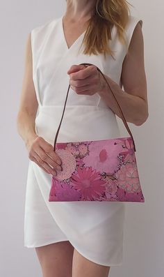 Mini and elegant shoulder bag with genuine leather handle, cotton fabric, lined with polyester fabric, magnetic button closure, this bag is an elegant complement to your look, made with care and attention. 25cm long 17cm high 54cm așa length 20cm drop length Pink Rectangular Evening Bag For Spring, Spring Pink Rectangular Evening Bag, Spring Rectangular Fabric Shoulder Bag, Fabric Clutch Bag For Everyday Use, Chic Spring Fabric Bag, Feminine Rectangular Shoulder Bag With Handle Drop, Pink Evening Shoulder Bag With Magnetic Closure, Summer Bags With Leather Handles As Gift, Summer Bags With Leather Handles For Gift