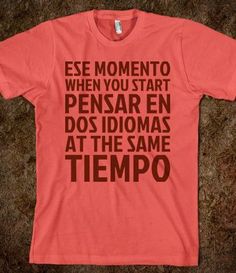 an orange shirt with words on it that says, ese momento when you start pensar en dos idioms at the same tempo