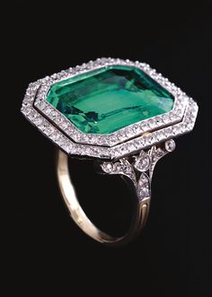 Luxury Heirloom Emerald Ring, Vintage Emerald Collectible Jewelry, Antique Emerald Ring Collectible, Luxury Antique Emerald Gemstone Ring, Emerald Design, Luxury Antique Emerald Collectible Ring, Emerald Jewellery, Double Frame