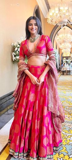 Mishruofficial Lehenga, Wedding Sangeet Outfits, Ethinic Dresses For Women, Aesthetic Lehenga Designs, Indian Sangeet Outfit, Trendy Blouse Designs For Lehenga, New Trend Lehenga Designs, Red Lehenga Designs, Pink Lehenga Bridal